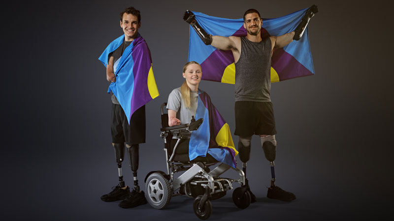 Para athletes, Davide Morana, Théo Currin and Ellie Challis, holding the Meningitis Flag