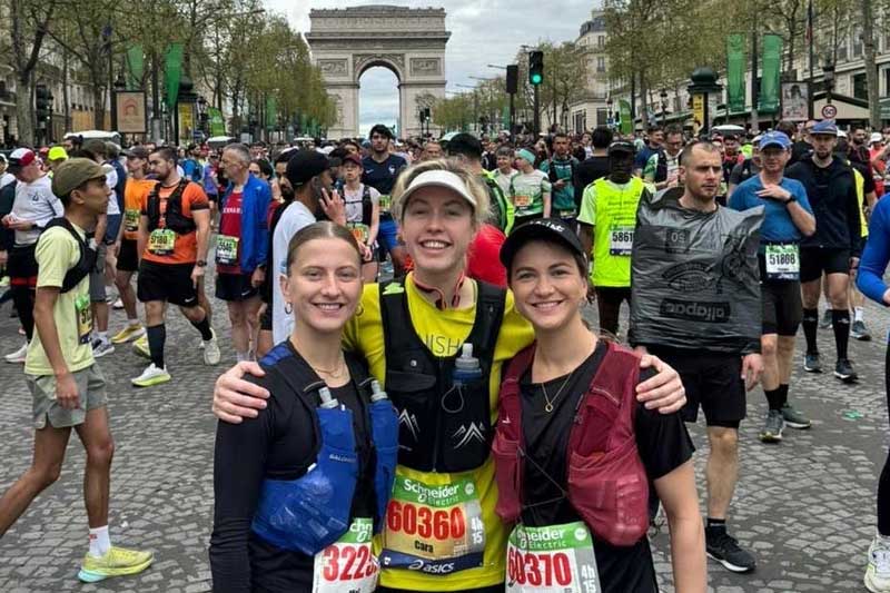 Cara Hyde at the start of the Paris marathon with the arc de triomphe in the background